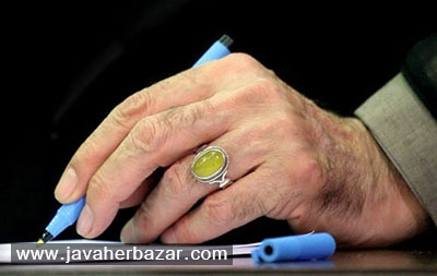 رهبر ایران به همراه انگشتر عقیق زرد بیضی شرف الشمس در حال نوشتن متن
