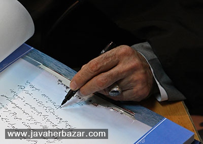 انگشتر حدید صینی در دست مبارک رهبر ایران در حال نگارش