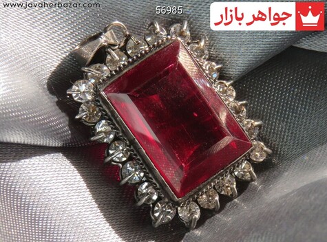 عکس آویز نگین چهارگوش زنانه