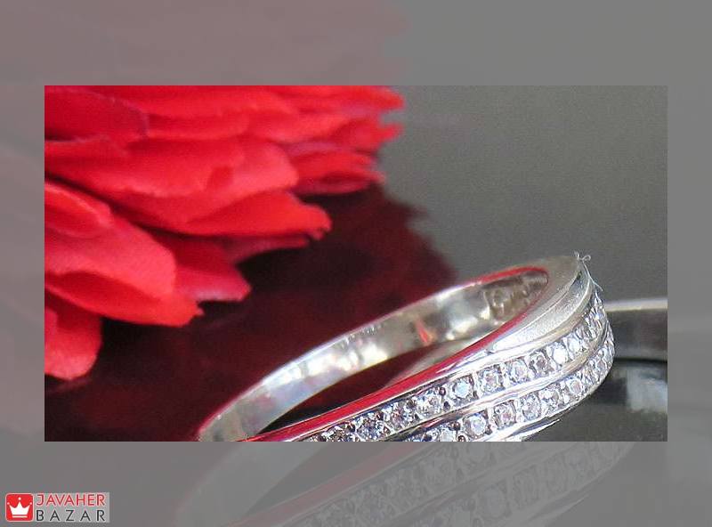 حلقه ازدواج در جوامع و فرهنگ‌های مختلف نشان از تعهد دائمی زوج‌ها به زندگی مشترکشان دارد.