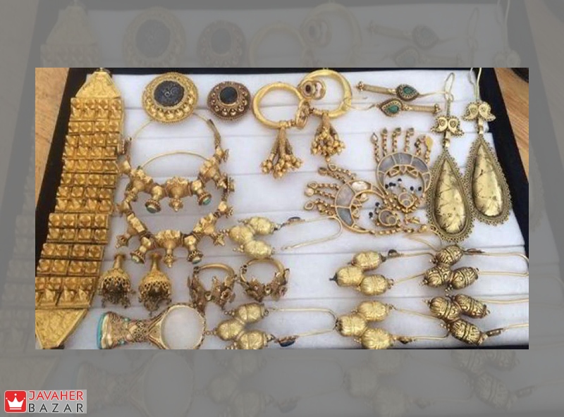 توجه اساسی شاهان ساسانی به تاج و تخت خود بوده است، در نتیجه مجموعه ای ارزشمند از جواهرات و سنگ‌های قیمتی بر روی تاج پادشاهان دیده میشود.