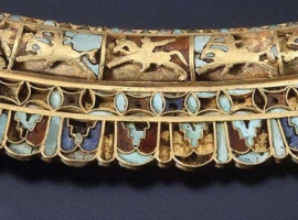 در دوره هخامنشی، جواهرات فقط مختص بانوان نبود، بلکه آقایان هم از آن‌ها استفاده می کردند و این جواهرات اشکال و کاربرد‌های گوناگونی داشتند.